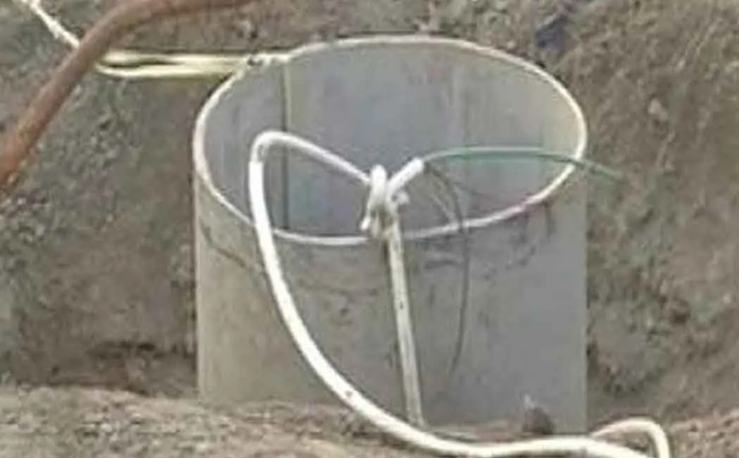 A girl trapped in a borehole; Problem with recovery