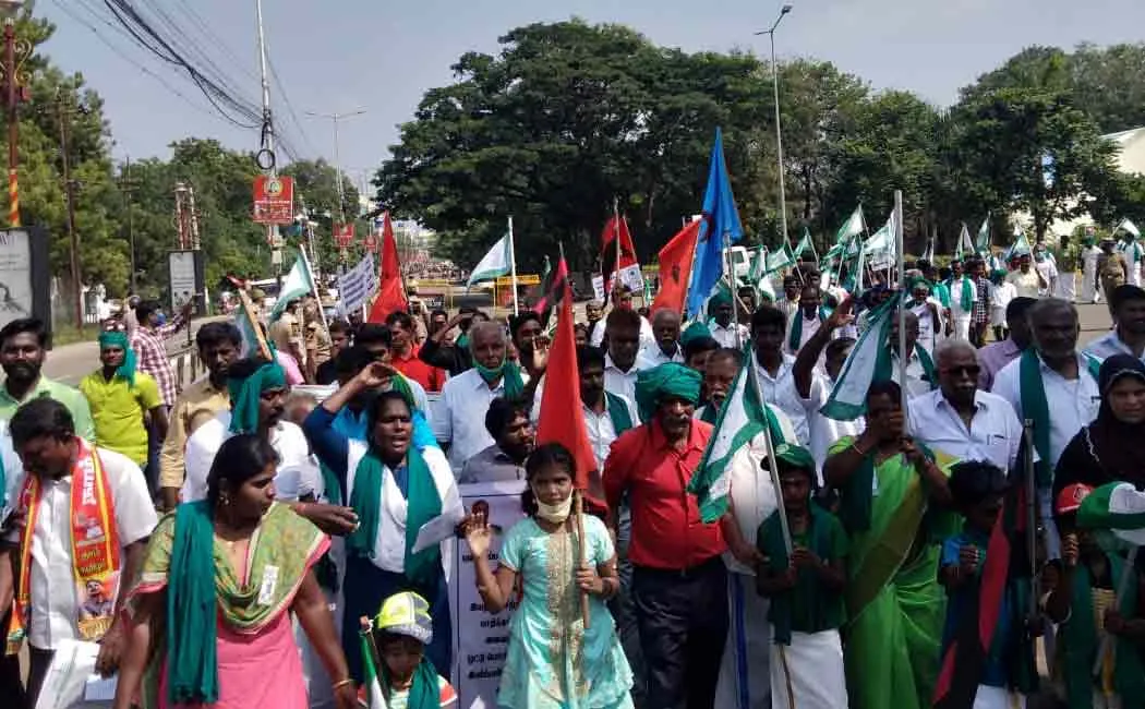 Trichy farmers supports  delhi farmers 
