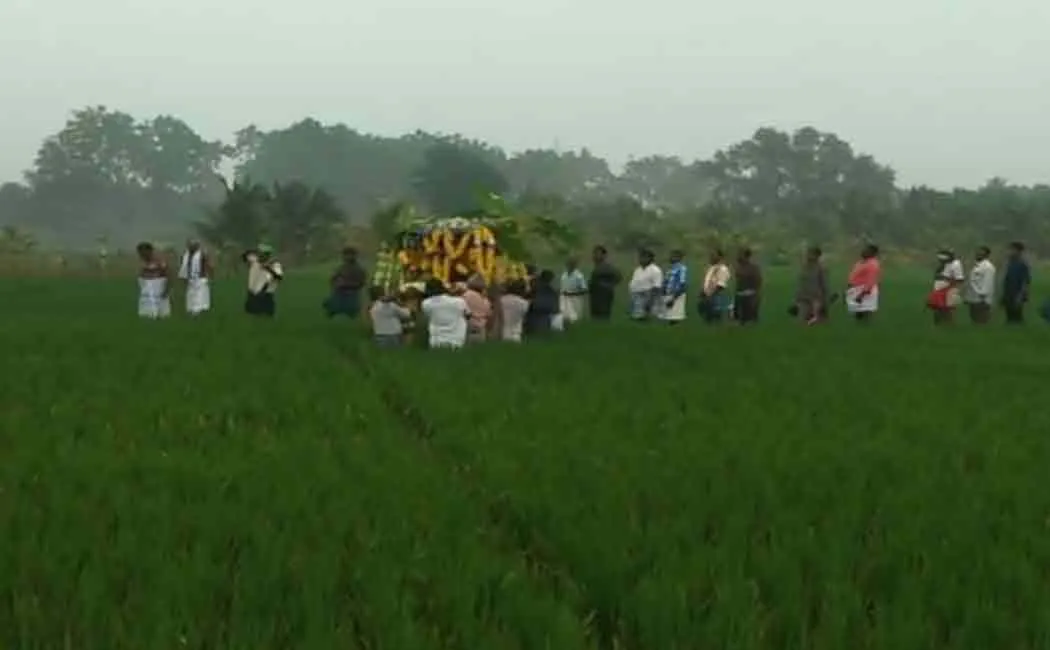 Srimushnam village people didn't have road to crematorium 