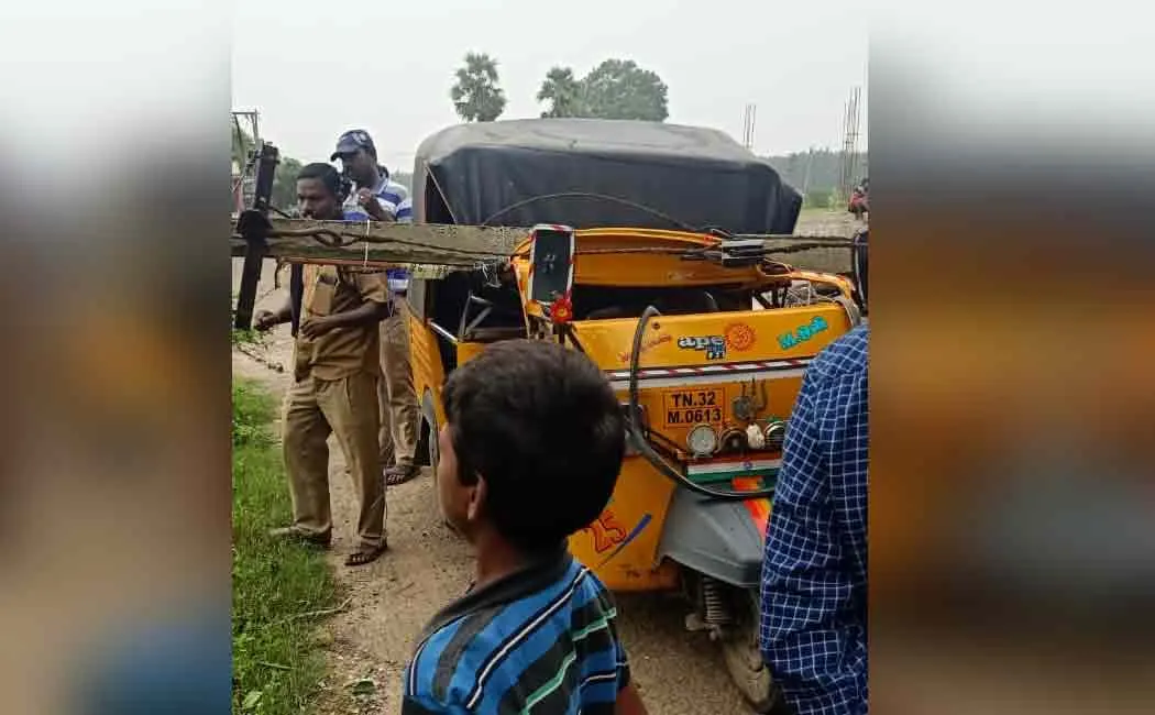 The electric pole that suddenly broke on the auto that went on the road ...