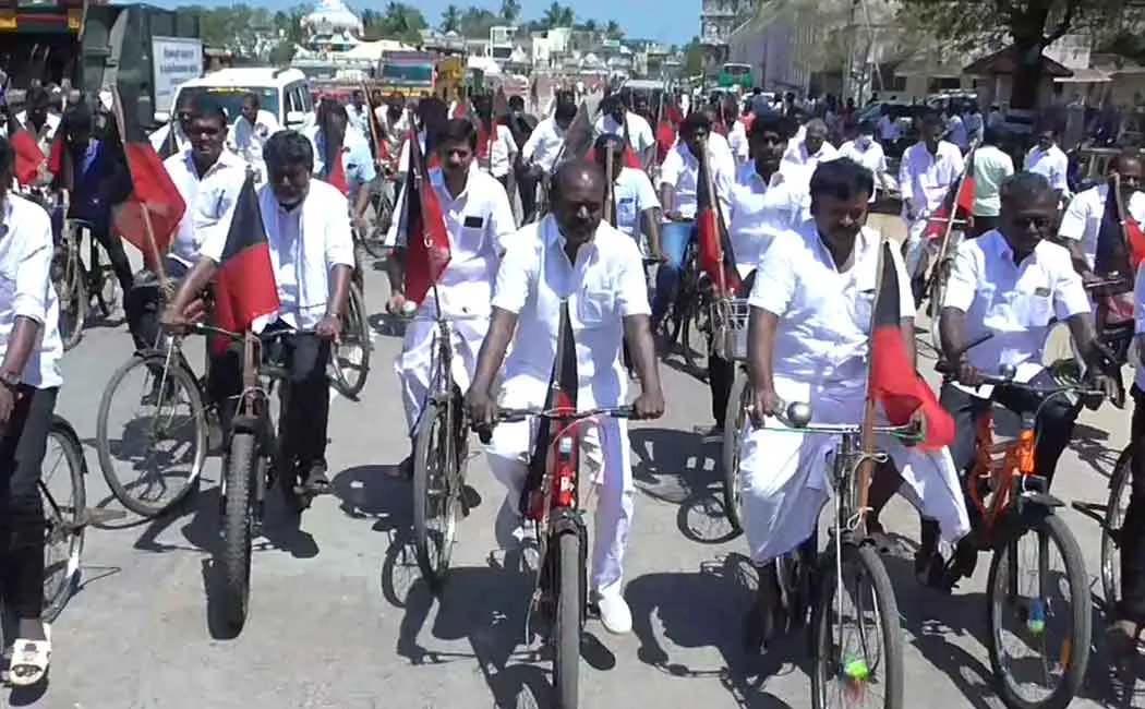 Bicycle rally in Thiruvarur to condemn petrol and diesel prices ..!