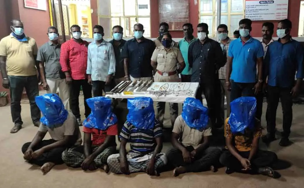 8 arrested for serial theft