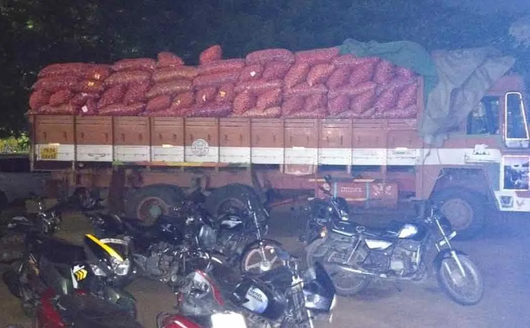 People who smuggled liquor into onion bundles ..!