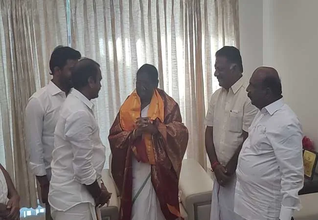 Draupadi Murmu met O. Panneerselvam in person and sought his support!