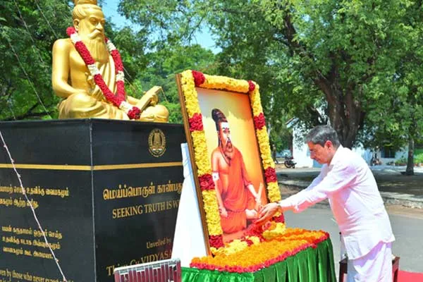 Picture of Thiruvalluvar in saffron; What was the comment made by Minister Raghupathi?