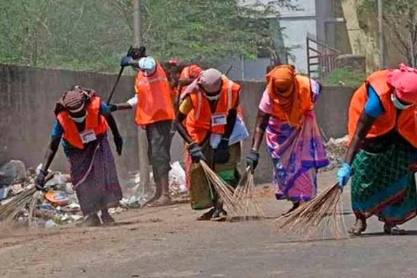 Cleaning workers strike in front of the municipal office!