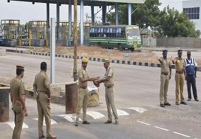 nellai district nanguneri toll plaza employees vehicles incident police 