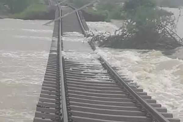 Train passengers stranded Operation to deliver food by helicopter