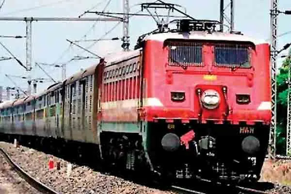 Teenager urinates on couple in train at uttarpradesh 