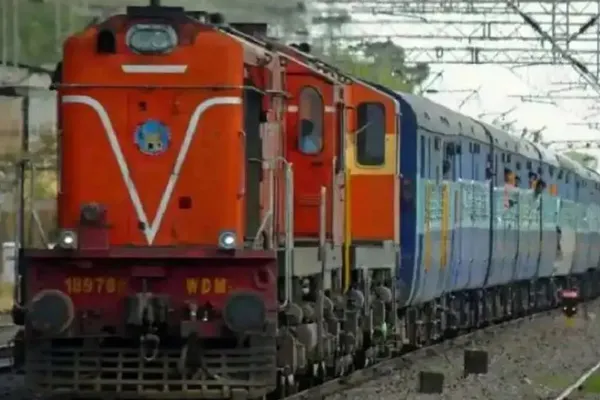 Controversy caused by the ticket inspector who forced him to speak in Hindi in maharashtra