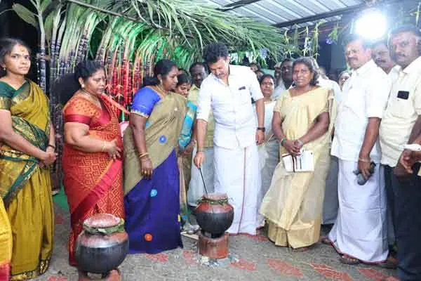minister anbil mahesh poyyamozhi celebrated pongal festival in trichy 