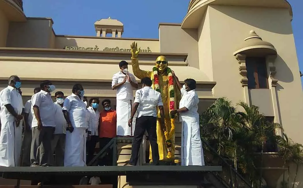 Minister pays homage to Karunanidhi's statue by wearing garland