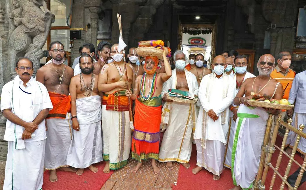 Mangala items sent from Srirangam to Ezhumalayan