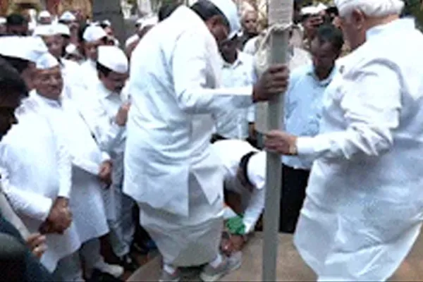 siddaramaiah gets help from man holding Flag