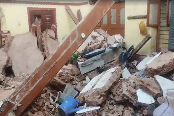 Roof collapse incident; 4 people including 2 girls issue