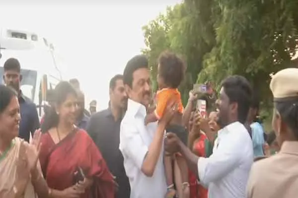 Enthusiastic welcome CM MK Stalin met the public