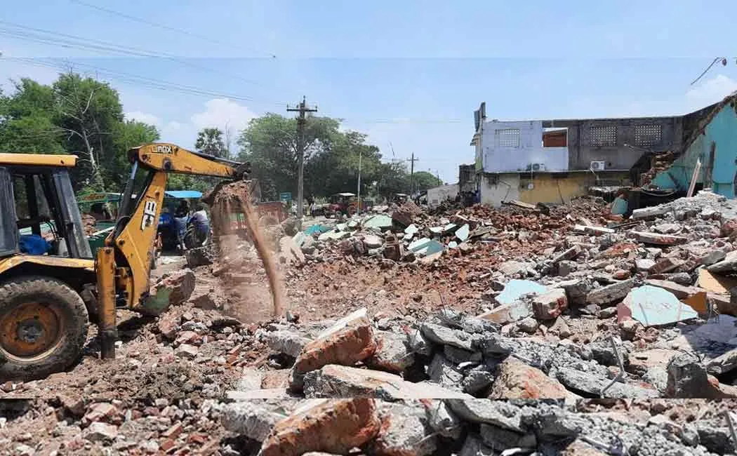 Two-lane construction work; Problems in providing compensation to affected houses