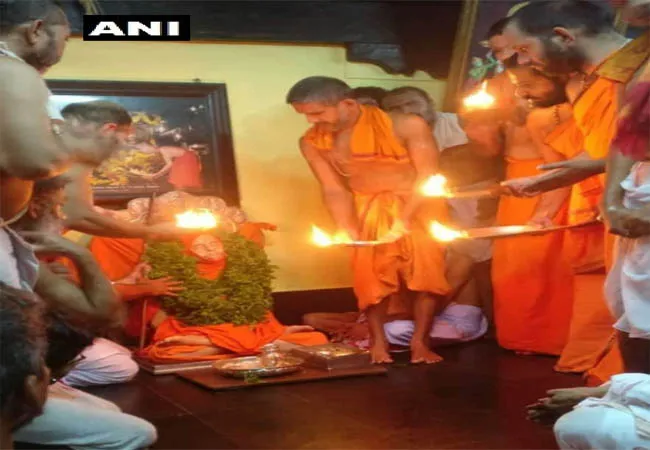Karnataka  Pejavara Mutt Seer Vishwesha Teertha Swami incident pm narendra modi 