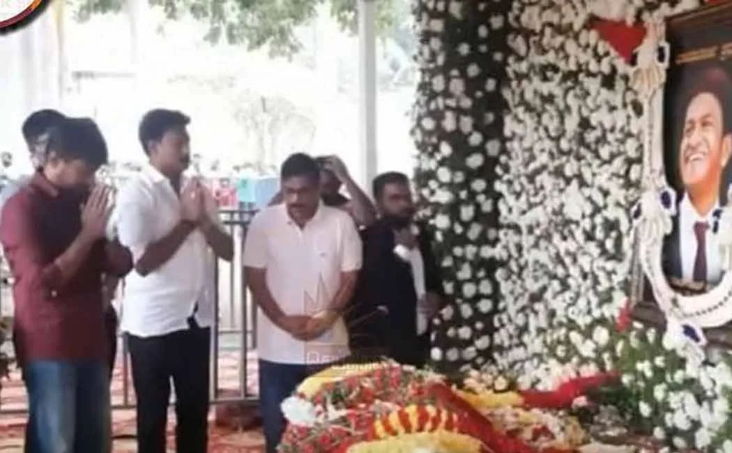 udhayanithi stalin paying homage at the tomb puneeth rajkumar 