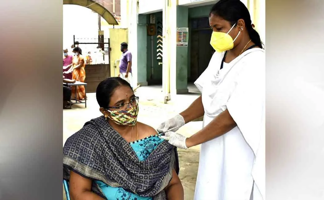 Breastfeeding mothers vaccinating 