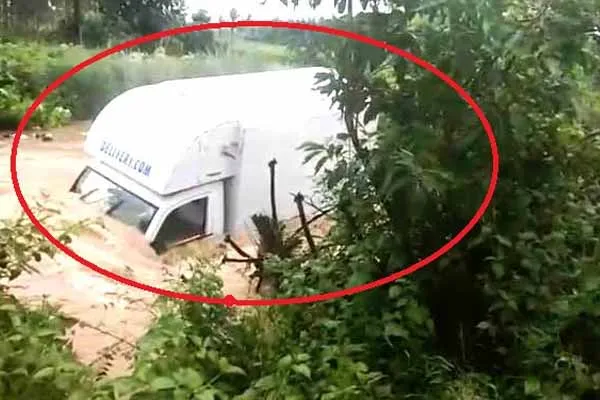 Van swept away in flood Smart people