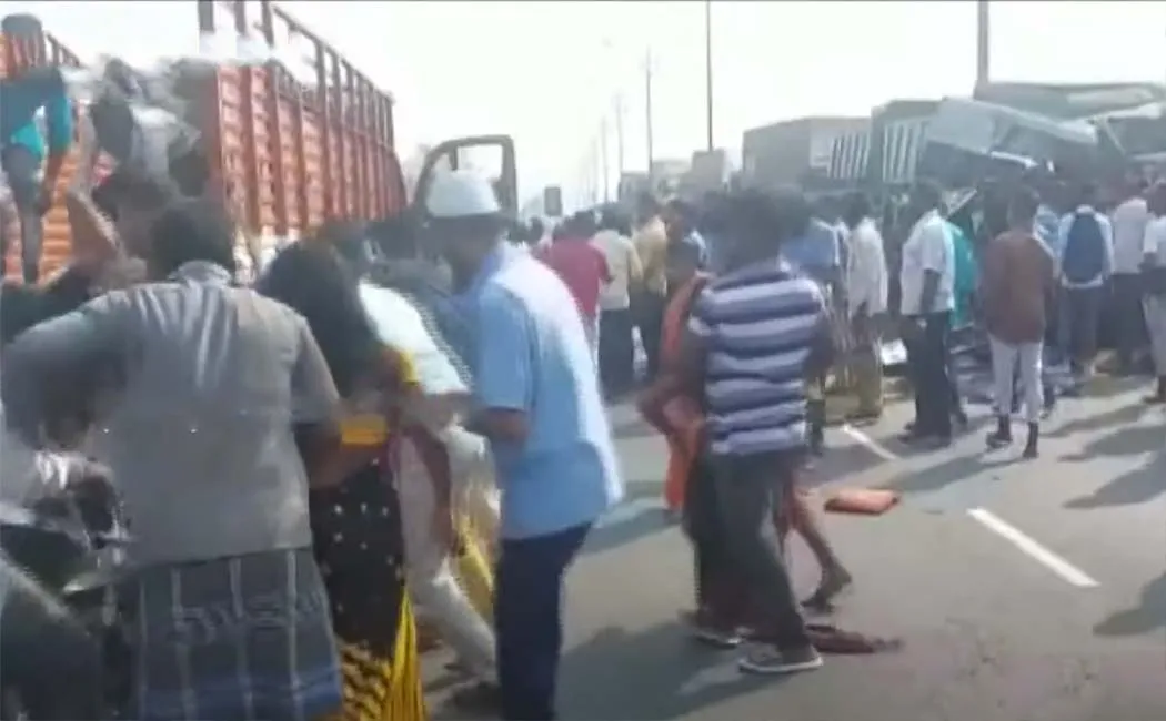 Van accident that took workers to the factory!