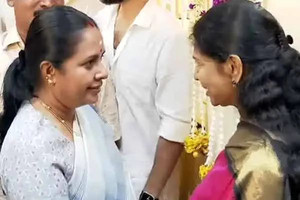 Vanathi Srinivasan meets Kanimozhi at Anna Arivalayam
