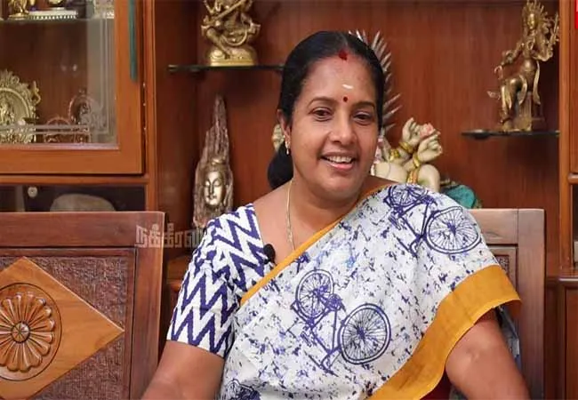 Khushboo, Vanathi in BJP's fact-finding team!