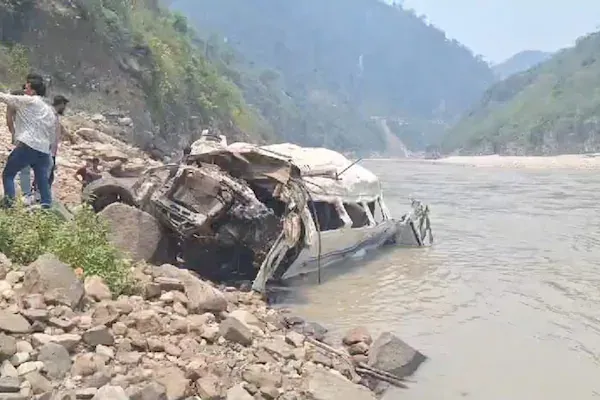 Van overturned in river accident in uttarkhand