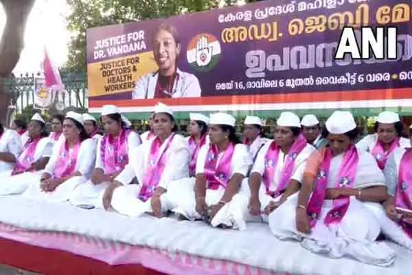kerala mahila congress come field for trainee doctor vanthaana dass incident thiruvananthapuram