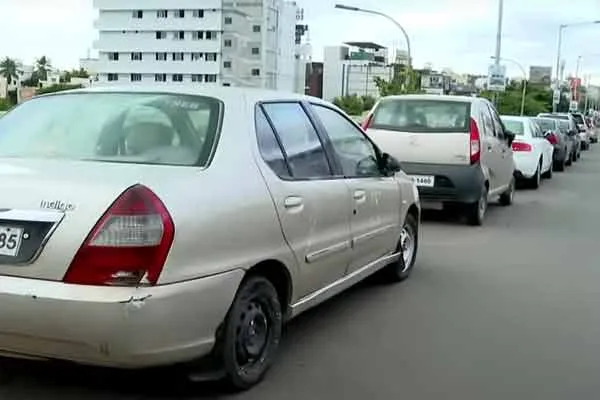 Penalty for cars parked on the flyover!
