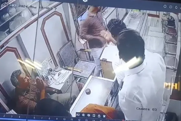 AIADMK leader attacked jewelry shop owner in vellore