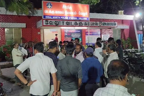 AIADMK leader attacked jewelry shop owner in vellore