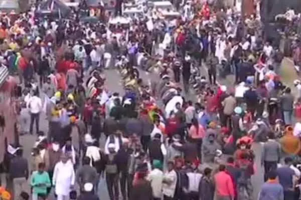 Farmers gather near Karnal's Karna Lake area to proceed to Delhi against farm laws