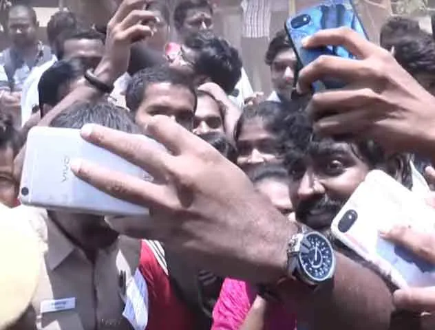 vijay sethupathi selfie