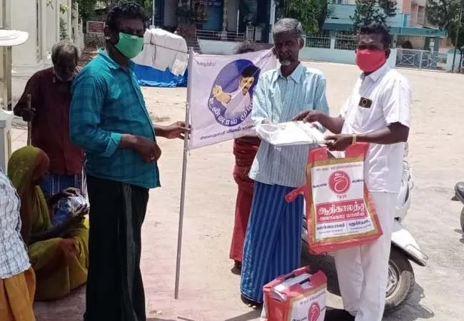 tamilnadu poor peoples helped actor vijay fan 