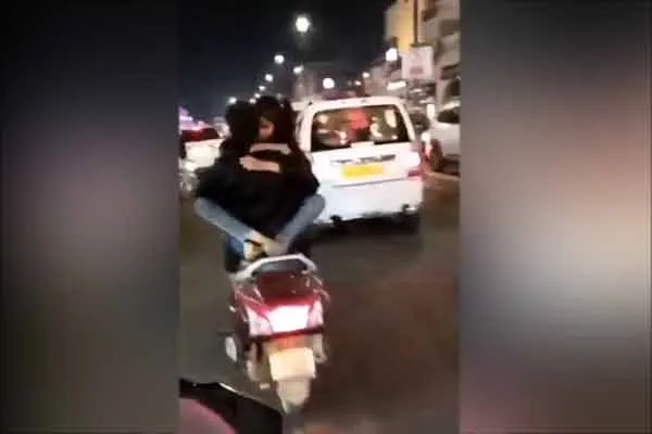 uttarpradesh lovers two wheeler video viral 