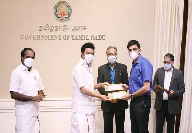 Chief Minister presents check to chess player Viswanathan Anand