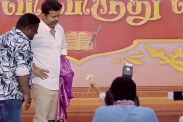 Vijay's reaction to the girl's act in function