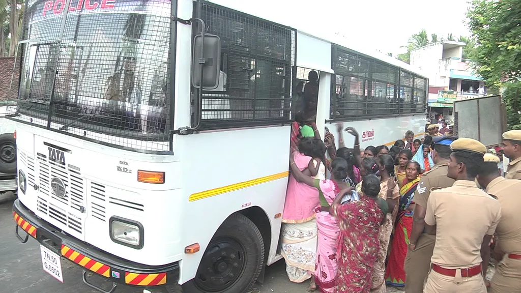  Police arresting people who hear storm relief; Thriller in Tiruvarur