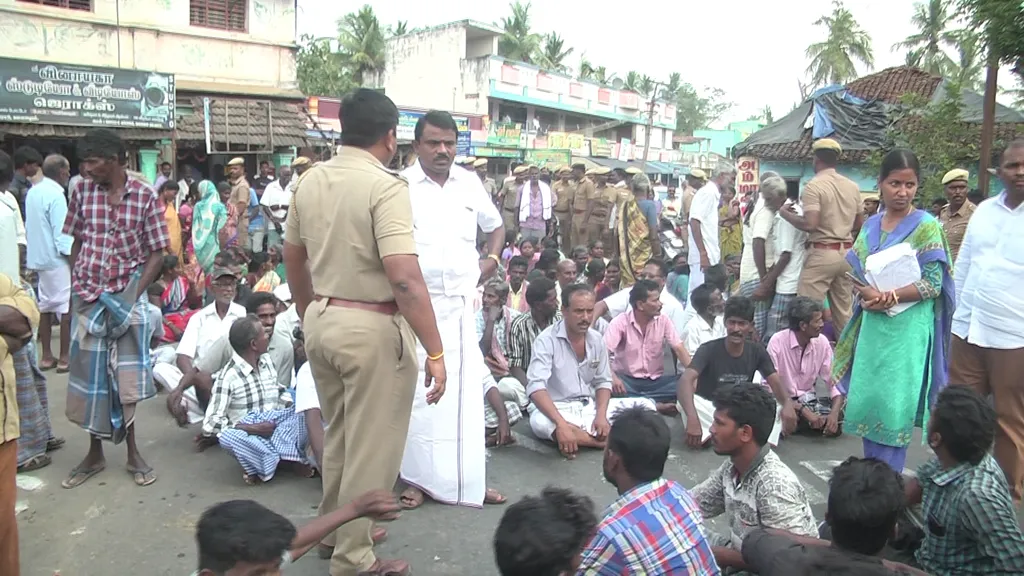  Police arresting people who hear storm relief; Thriller in Tiruvarur