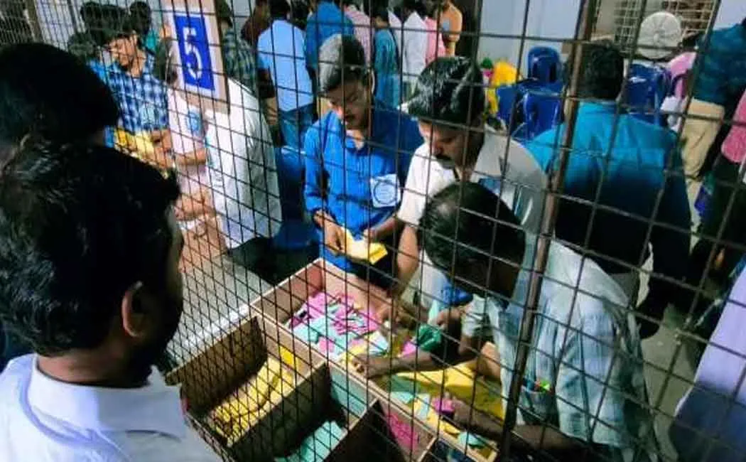 ‘You thugs who pushed me into the well’ - the female candidate who rolled on the floor and cried