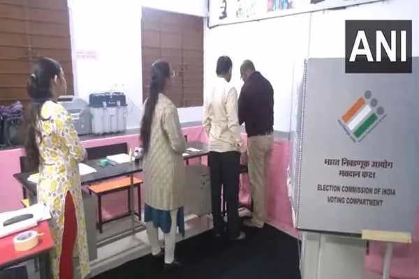Voting has started in Maharashtra, Jharkhand