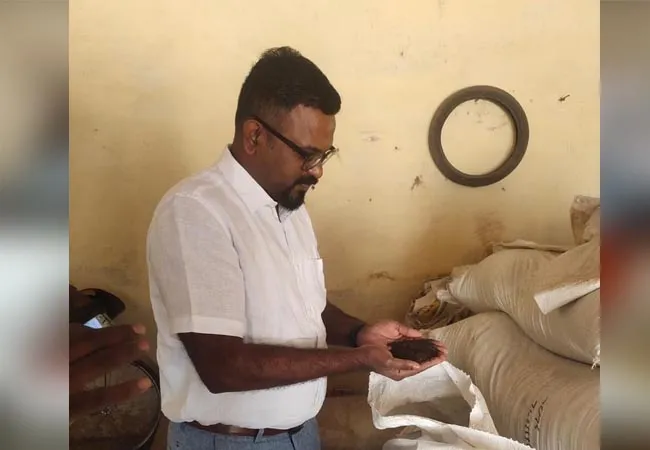 This is how pepper powder is prepared ...! It is our duty to be vigilant! Seizure of spices mixed in Salem!