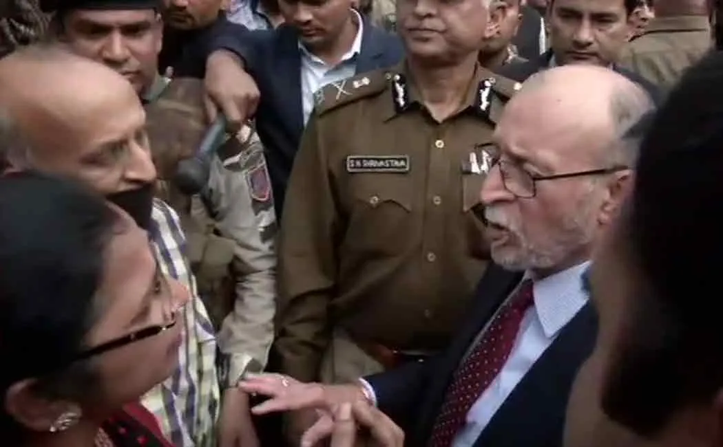 delhi governor visits affected area