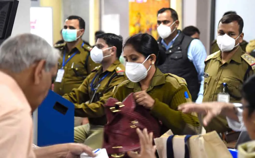 agra woman suspected with corona virus travelled through flight