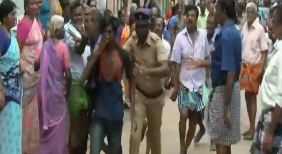  Struggle to protest the youth driving the bike; Murderous attack on young people