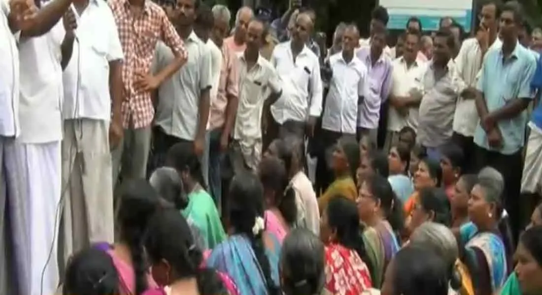  Struggle to protest the youth driving the bike; Murderous attack on young people