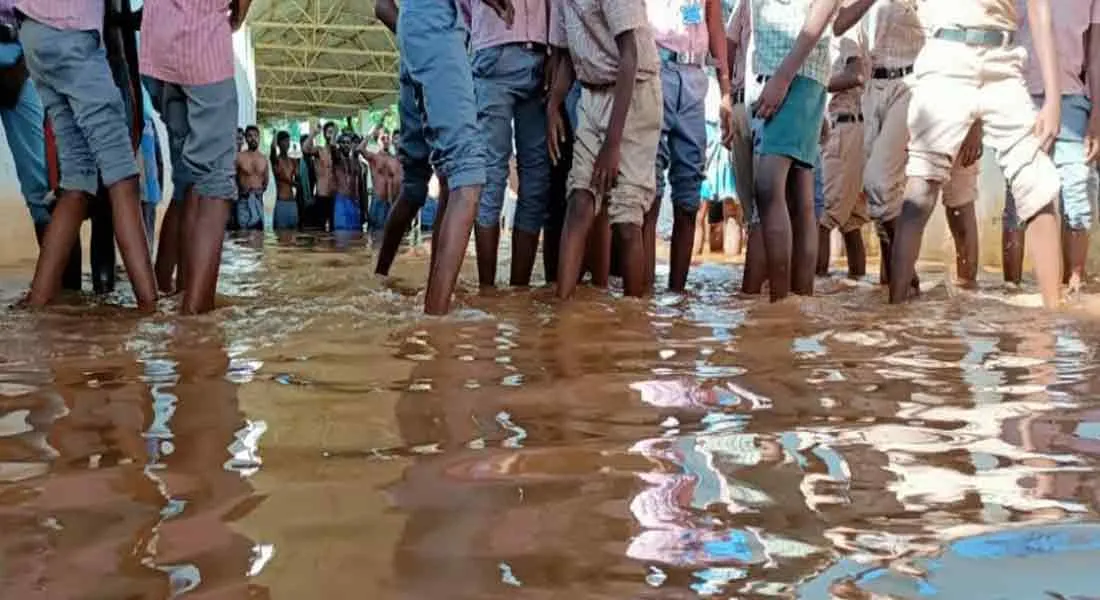  Stagnant water in the tunnel ... School students struggle