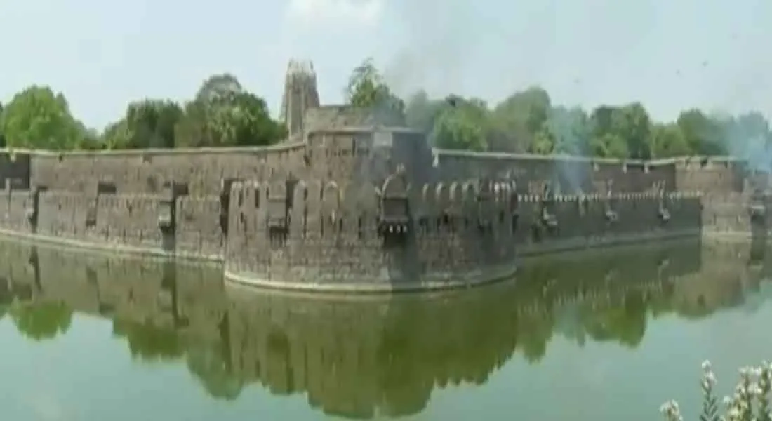  One side fire ...  one side of lovers... Vellore fortress's pligh